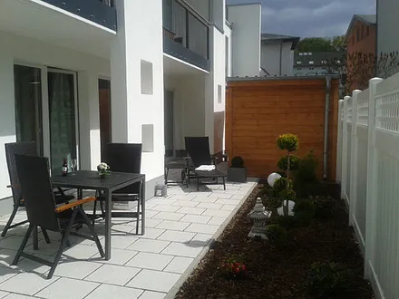 große sonnige Terrasse