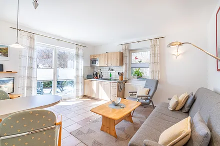 Kombinierter Wohn-, Ess- und Kochbereich mit Terrasse