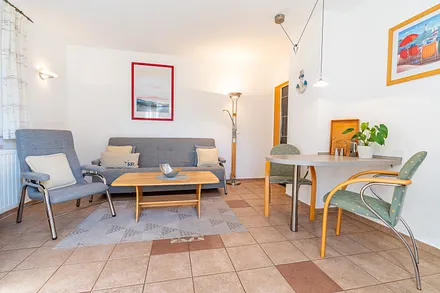 Kombinierter Wohn-, Ess- und Kochbereich mit Terrasse