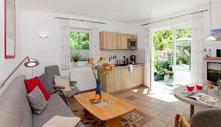 Wohn-, Ess- und Kochbereich mit Terrasse