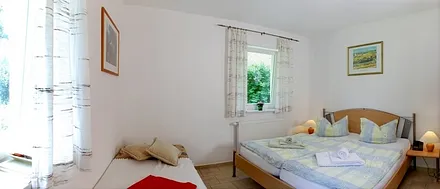 Schlafzimmer mit Doppel- und Einzelbett