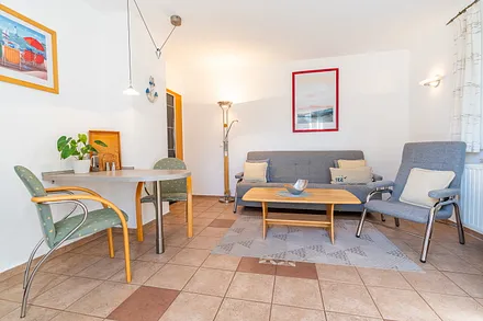 Kombinierter Wohn-, Ess- und Kochbereich mit Terrasse