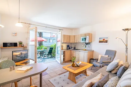  Wohn-, Ess- und Kochbereich mit Terrasse