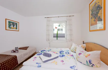 Schlafzimmer mit Doppel- und Einzelbett