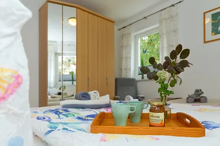 Schlafzimmer mit Doppel- und Einzelbett