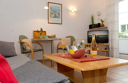 Kombinierter Wohn-, Ess- und Kochbereich mit Terrasse