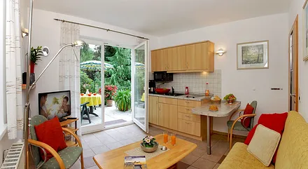 Wohn-, Ess- und Kochbereich mit Terrasse