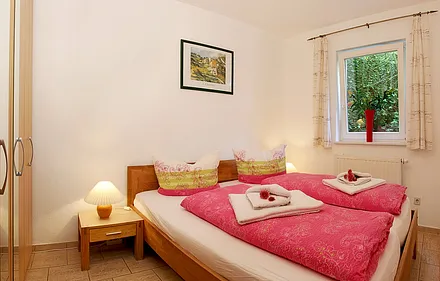 Schlafzimmer mit Doppelbett