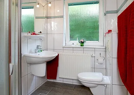 Badezimmer mit Echtglas-Dusche