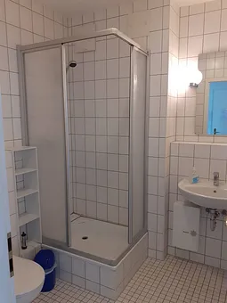 Bad mit Dusche und WC