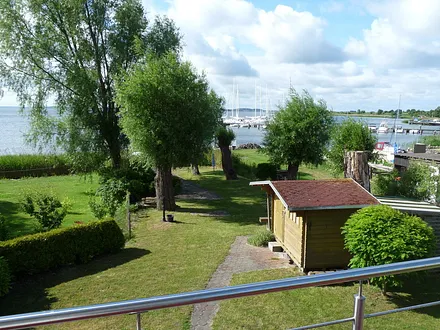 Blick vom Balkon über Bodden und Hafen