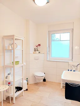 Helles Tageslichtbad mit ausreichend Platz