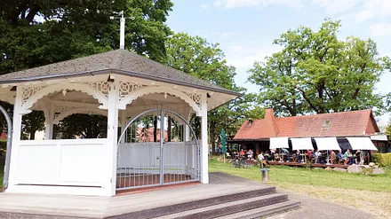 Am Kurpavillion mit Blick auf das empfehlenswerte Restaurant "Fisch- & Steakhouse"