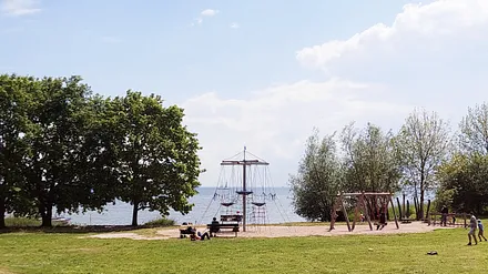 Der neue Kinderspielplatz direkt am Wasser