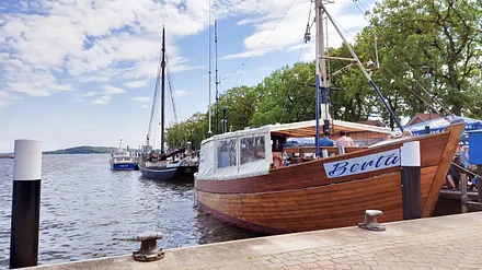 Der Hafen mit dem Räucherschiff "Berta" ist nur ein Steinwurf entfernt