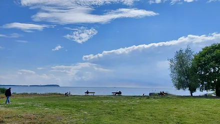 Blick zur Insel Vilm mit Zugang zum Wasser und Sitzmöglichkeiten