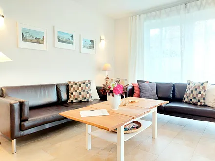 Offener, heller Wohnbereich mit großzügigen bodentiefen Fenstern