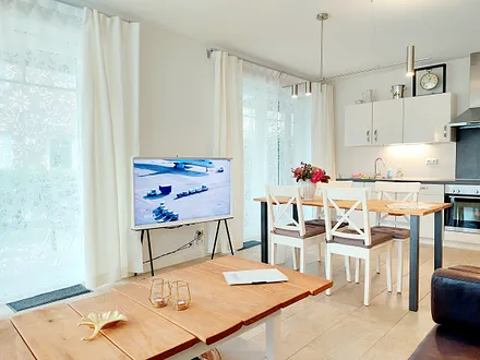 Offener und heller Wohnbereich mit zwei Sofas und 50-Zoll-Fernseher