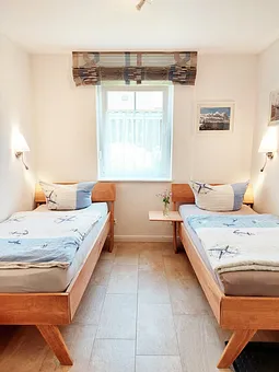 Zweites Schlafzimmer mit zwei Einzelbetten (90 x 200 cm)