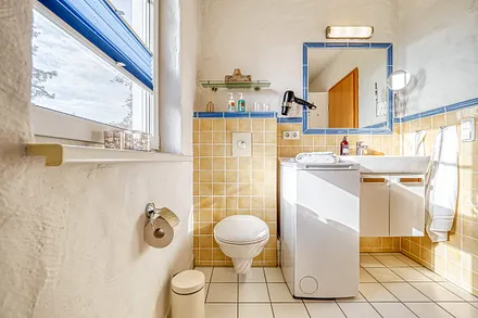 Badezimmer oben mit Dusche und Sauna