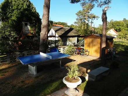 Tischtennisplatte und Fahrradschuppen Johanna I und II