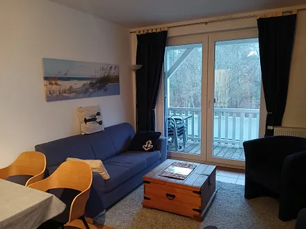 Wohnzimmer mit Tür zum Balkon