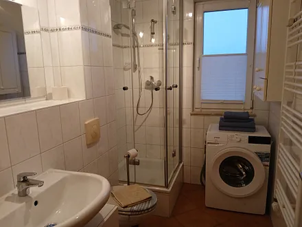 Bad mit Dusche und WM