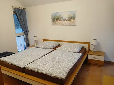 Schlafzimmer mit Doppelbett