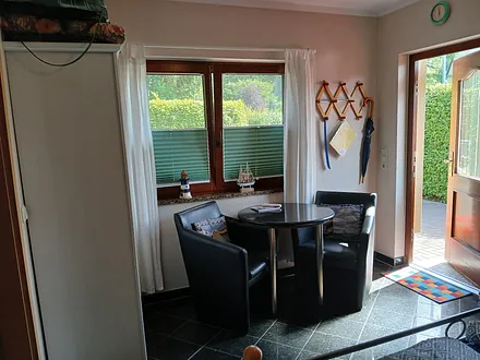 Eingang und Sitzecke mit Kleiderschrank Fewo. Ostseerauschen