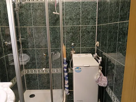 Bad mit Dusche und Kostenfreier Waschmaschine