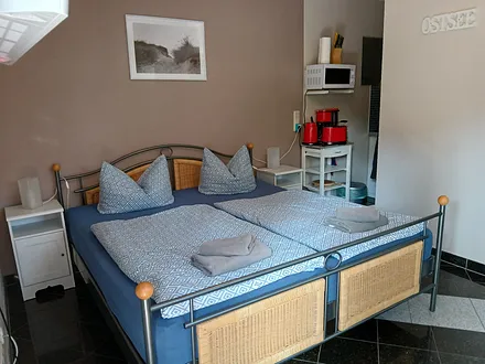 Großes Doppelbett und Kochnische