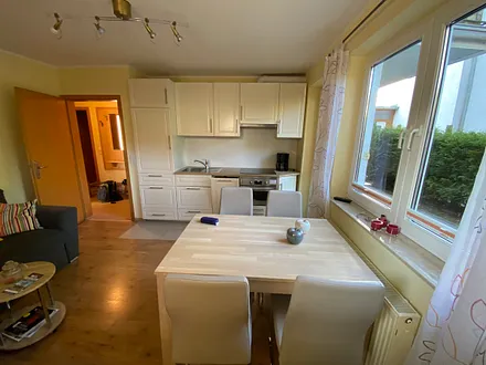 Wohnzimmer mit Essecke und Küchenzeile