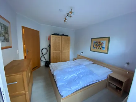 Schlafzimmer mit Doppelbett, 1,60m breit und Durchgang zur Terrasse