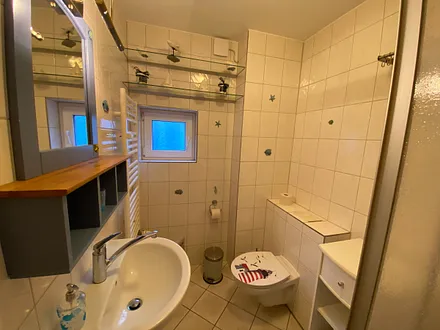 Bad mit Dusche, Waschbecken und WC