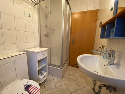 Bad mit Dusche, Waschbecken und WC