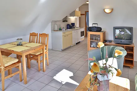 Wohn- und Essbereich mit Blick in die Küche