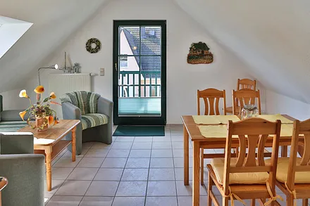 Wohn- und Essbereich mit Blick zum Balkon