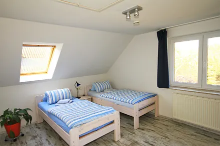 Schlafzimmer mit 2 Einzelbetten, Kleiderschrank und TV