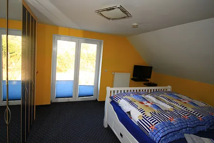 Schlafzimmer mit Doppelbett 200 X 200, großer Kleiderschrank und TV