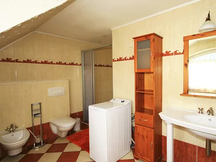 Bidet,großräumige Dusche, Waschmaschine