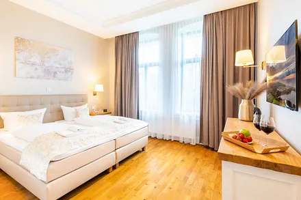 Schlafzimmer mit Doppelbett