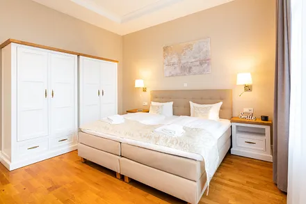 Schlafzimmer mit Doppelbett