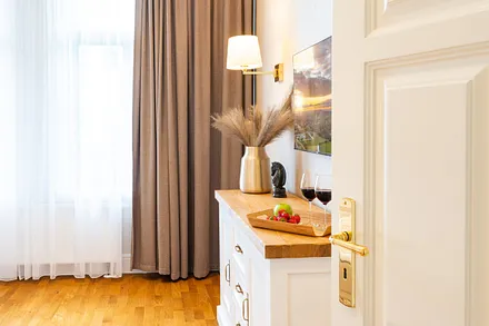 Schlafzimmer mit Doppelbett