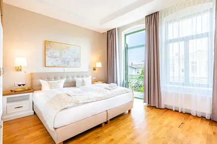 1. Schlafzimmer mit Doppelbett und Balkon