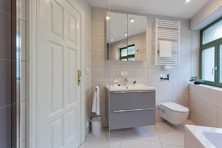 Bad mit Dusche und Badwanne