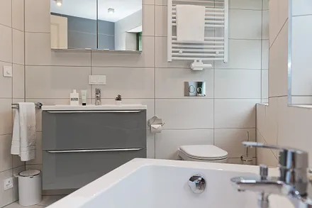 Bad mit Dusche und Badwanne