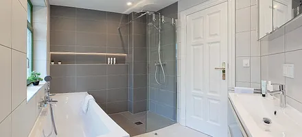 Bad mit Dusche und Badwanne