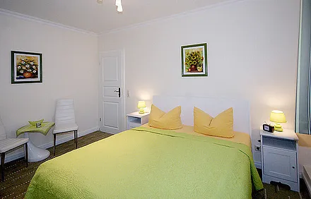 kombiniertes Wohn/Schlafzimmer mit Doppelbett