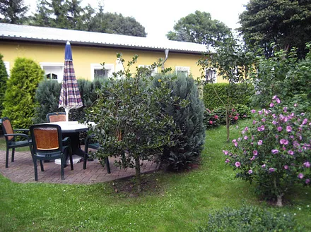 Außenterrasse in der Gartenanlage