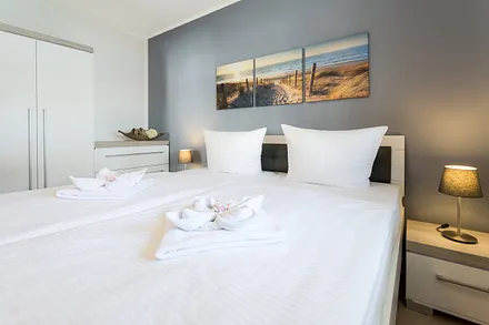 Schlafzimmer mit Kommode und Kleiderschrank